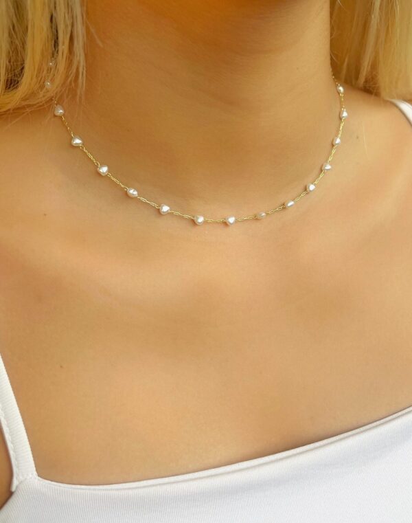 CHOKER COM PÉROLAS EM FORMATO DE CORAÇÃO